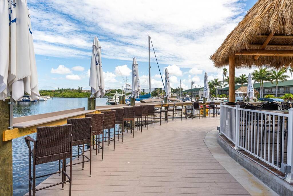 Waterfront, Pool, Tiki Bar & Grill, Gym, Location! * Sarasota