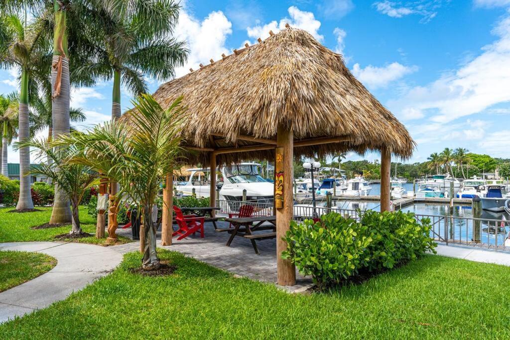 Waterfront, Pool, Tiki Bar & Grill, Gym, Location! Apartment