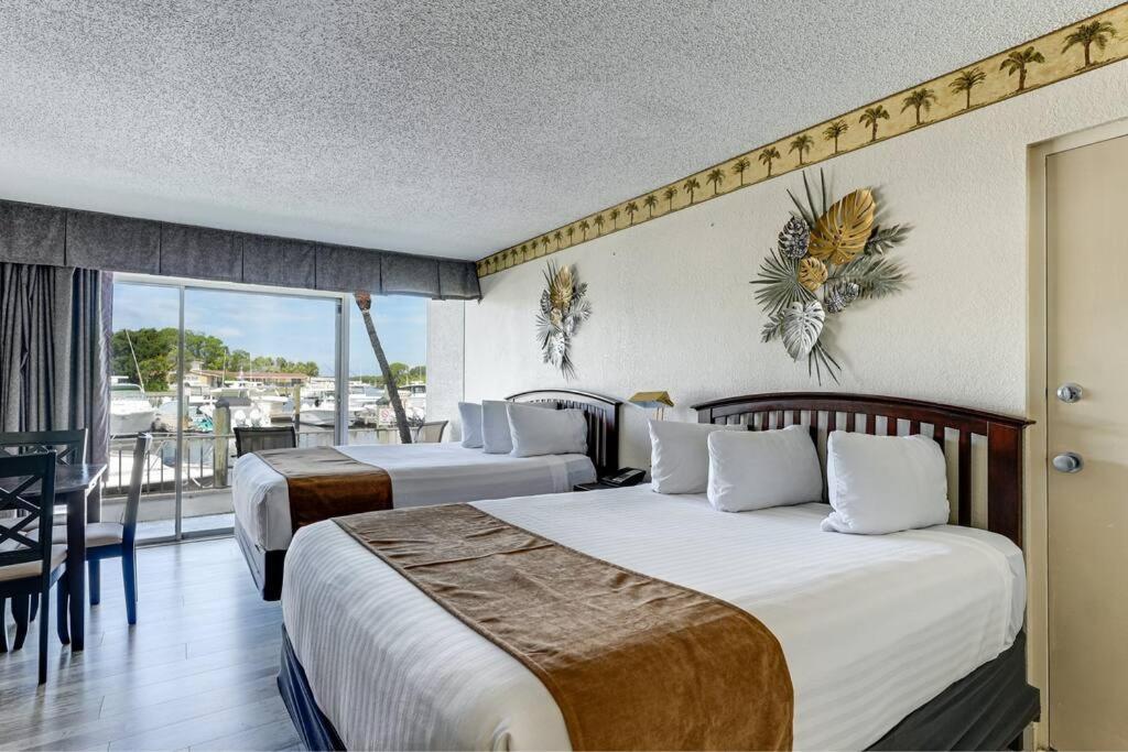 Waterfront, Pool, Tiki Bar & Grill, Gym, Location! *