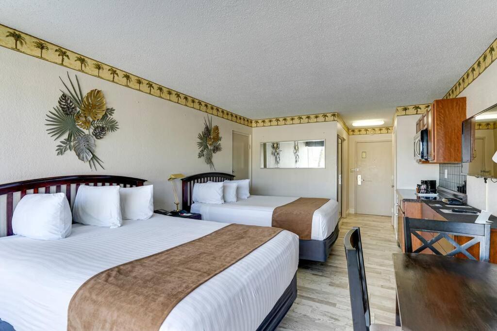 Waterfront, Pool, Tiki Bar & Grill, Gym, Location! Apartment Sarasota