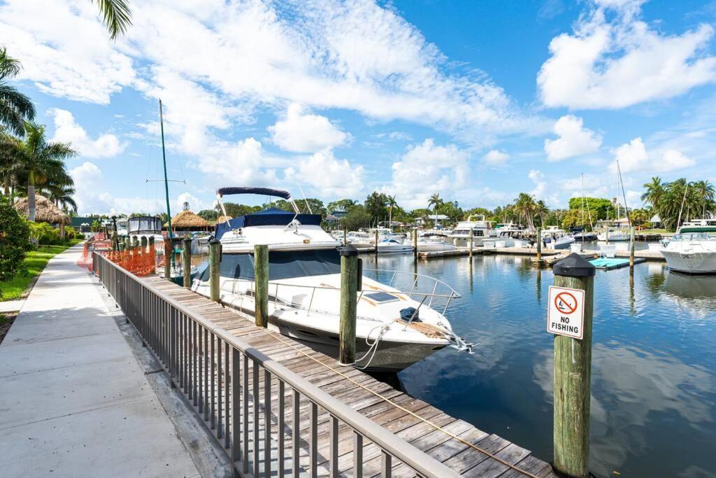 Waterfront, Pool, Tiki Bar & Grill, Gym, Location! * Sarasota