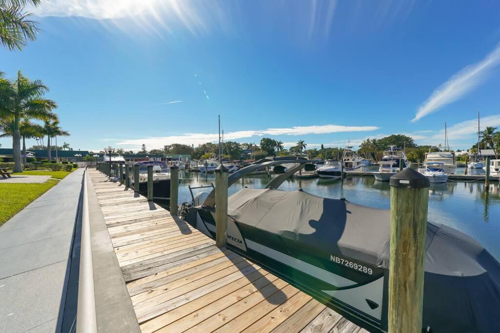 Apartment Waterfront, Pool, Tiki Bar & Grill, Gym, Location! Sarasota