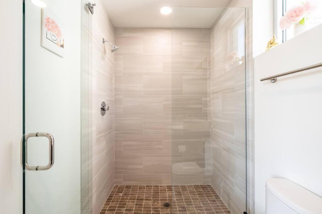 Apartment Waterside Retreat: Modern 2br, Mins To & *