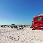 Modern & Fresh - Less Than 3 Miles To The Beach!