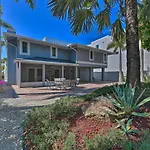 Lido Key Hideout With Patio And Yard And Walk To Beach!