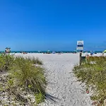 Lido Key Hideout With Patio And Yard And Walk To Beach!