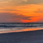 Lido Key Hideout With Patio And Yard And Walk To Beach!