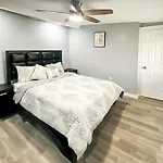 Sarasota Modern, Spacious, Comfy, Queen Beds, Backyard Rental
