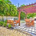 Sunny Sarasota Abode With Yard About 1 Mi To Dtwn!