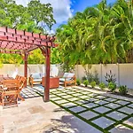 Sunny Sarasota Abode With Yard About 1 Mi To Dtwn!