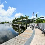 Remodeled, Huge Pool, Tiki Bar & Grill, Quiet Room