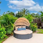 Private Backyard Oasis! Hot Tub & Salt Water Pool!