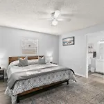 Spacious Modern House. Private Heated Pool And Spa