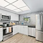 Spacious Modern House. Private Heated Pool And Spa
