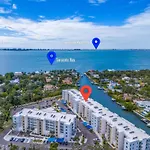 Waterside Retreat: Modern 2Br, Mins To Beach & Apt