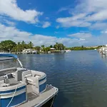 All Brand-New Waterfront-Pool, Tiki Bar, Gym