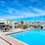Waterfront Room, Heated Pool, Tiki Bar & Grill !