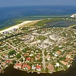 Walkable To Beach, Restaurants, Entertainment!
