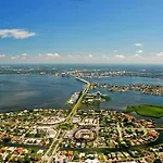 Walkable To Beach, Restaurants, Entertainment!