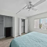 Lido Beach Stylish Coastal Retreat