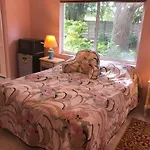 Beautiful Quiet Studio!!