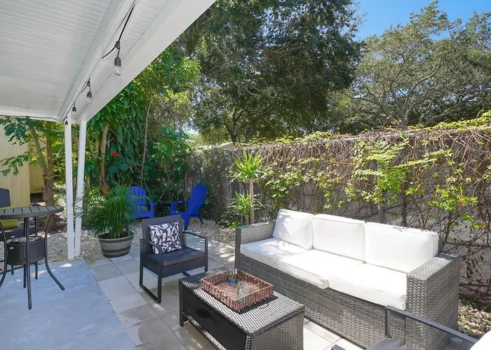 Modern & Fresh - Less Than 3 Miles To The Beach!