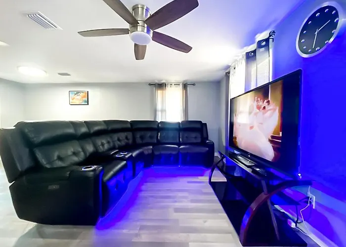 Sarasota Modern, Spacious, Comfy, Queen Beds, Backyard Rental
