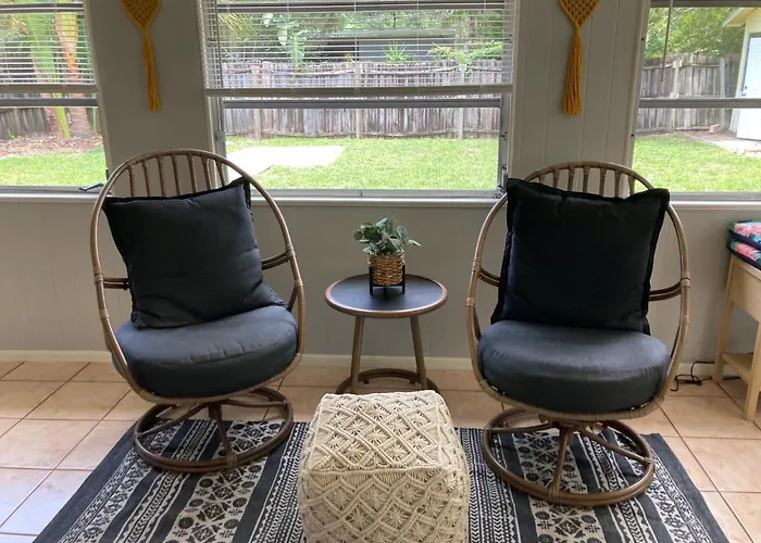 Boho Vibe 3B/2B Centrally Located Alta Vista Home