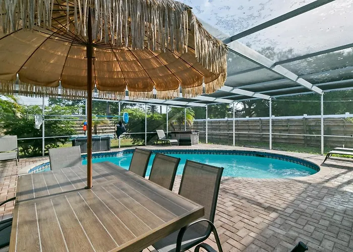 Spacious Modern House. Private Heated Pool And Spa