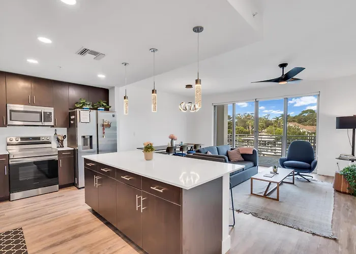 Waterside Retreat: Modern 2Br, Mins To Beach & Apt