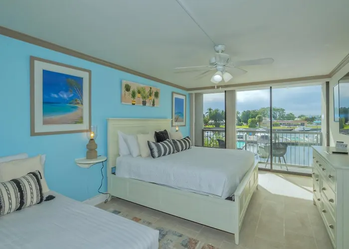 All-New Waterfront With Balcony,Pool,Tiki Bar,Gym