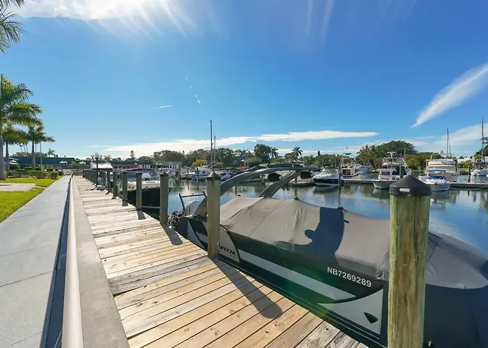 All Brand-New Waterfront-Pool, Tiki Bar, Gym