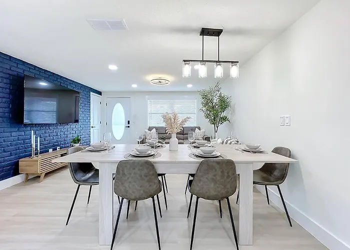 Poolside Paradise Near Siesta Key Beach