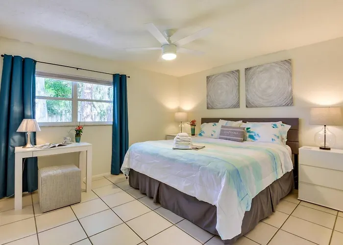 Coconut Cove Mid-Long Term Stays Available Walk To Downtown Trolly To Beaches