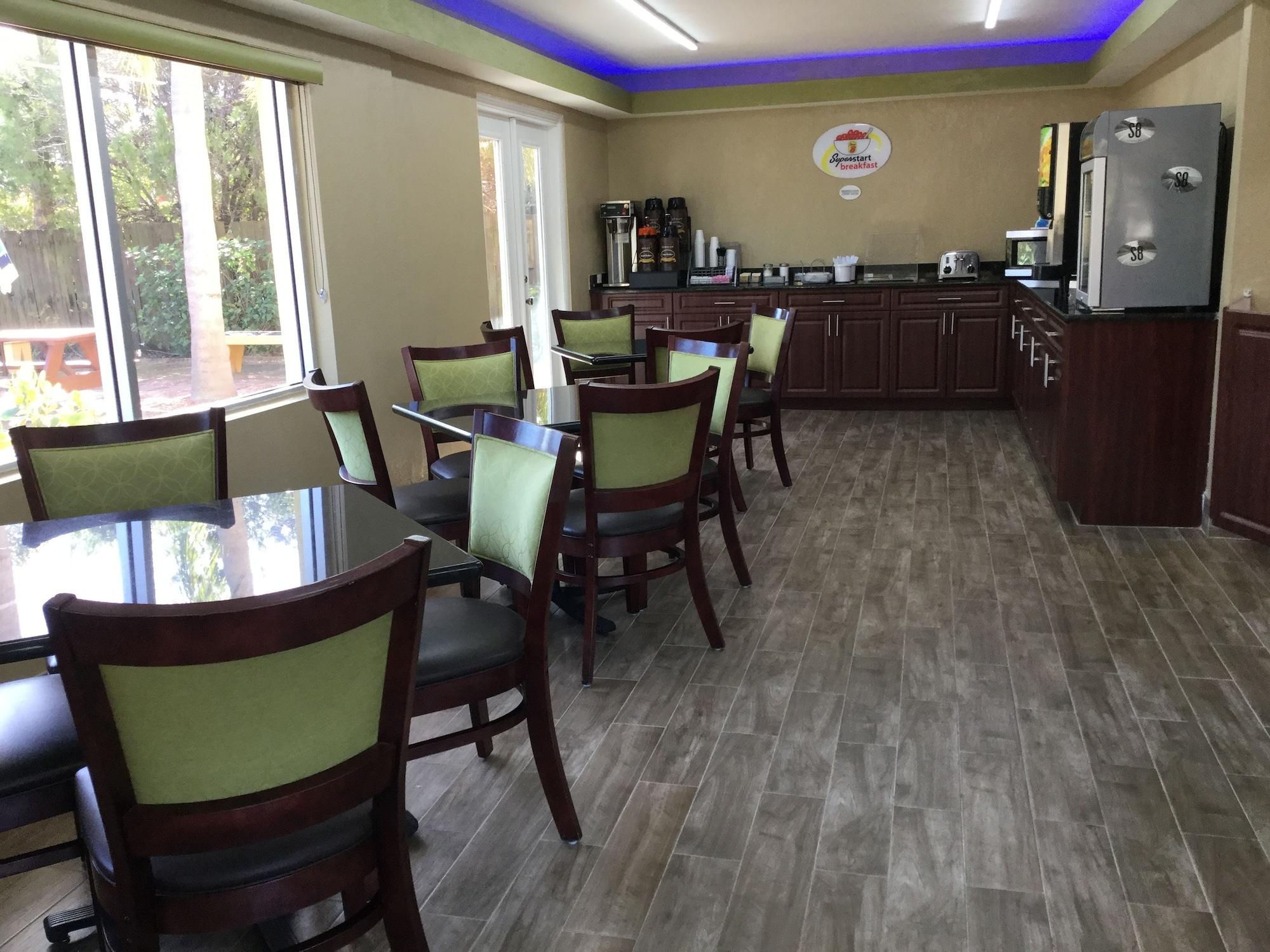 Super 8 By Wyndham Sarasota Near Siesta Key Sarasota
