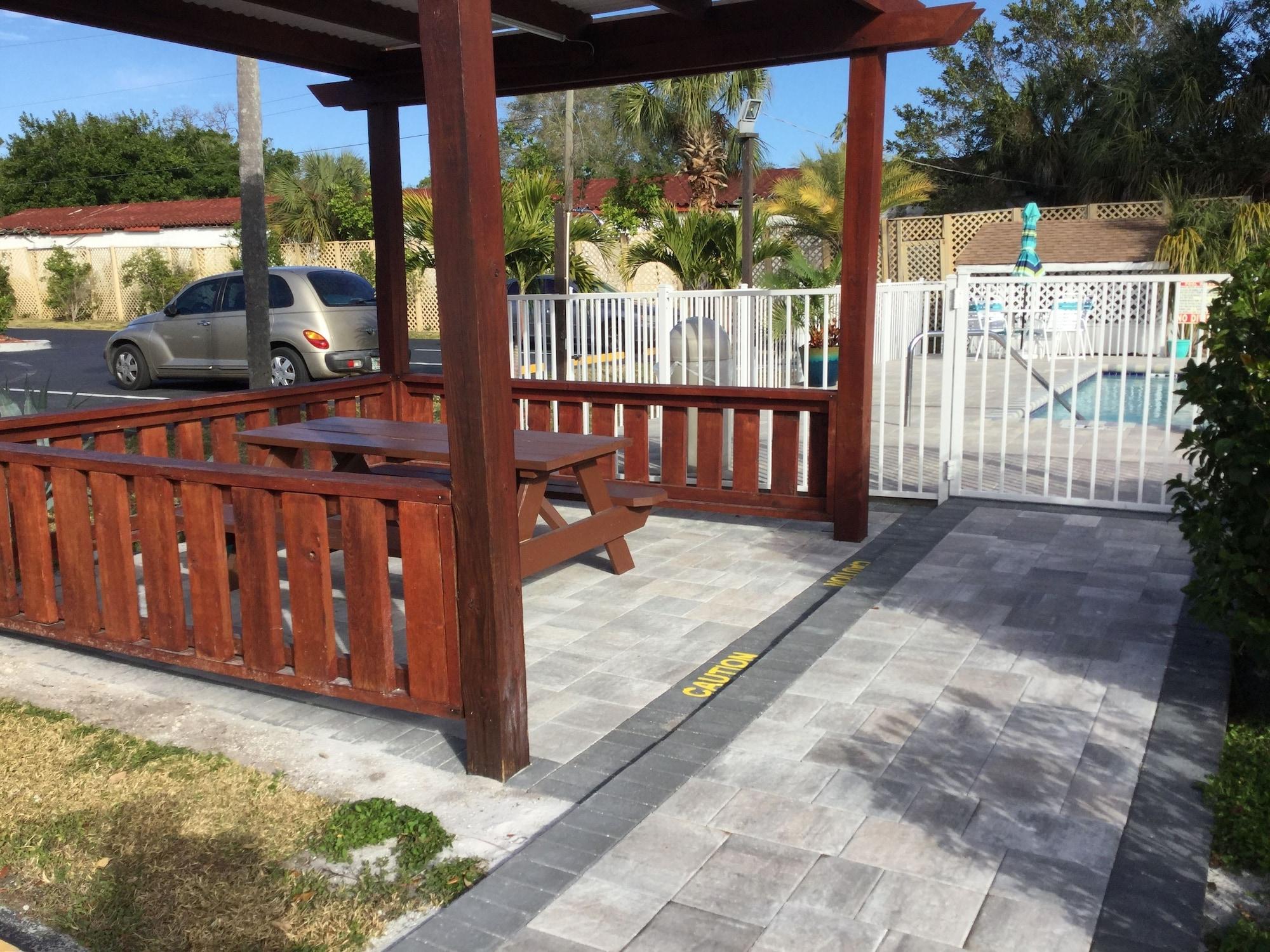 Super 8 By Wyndham Sarasota Near Siesta Key 2*
