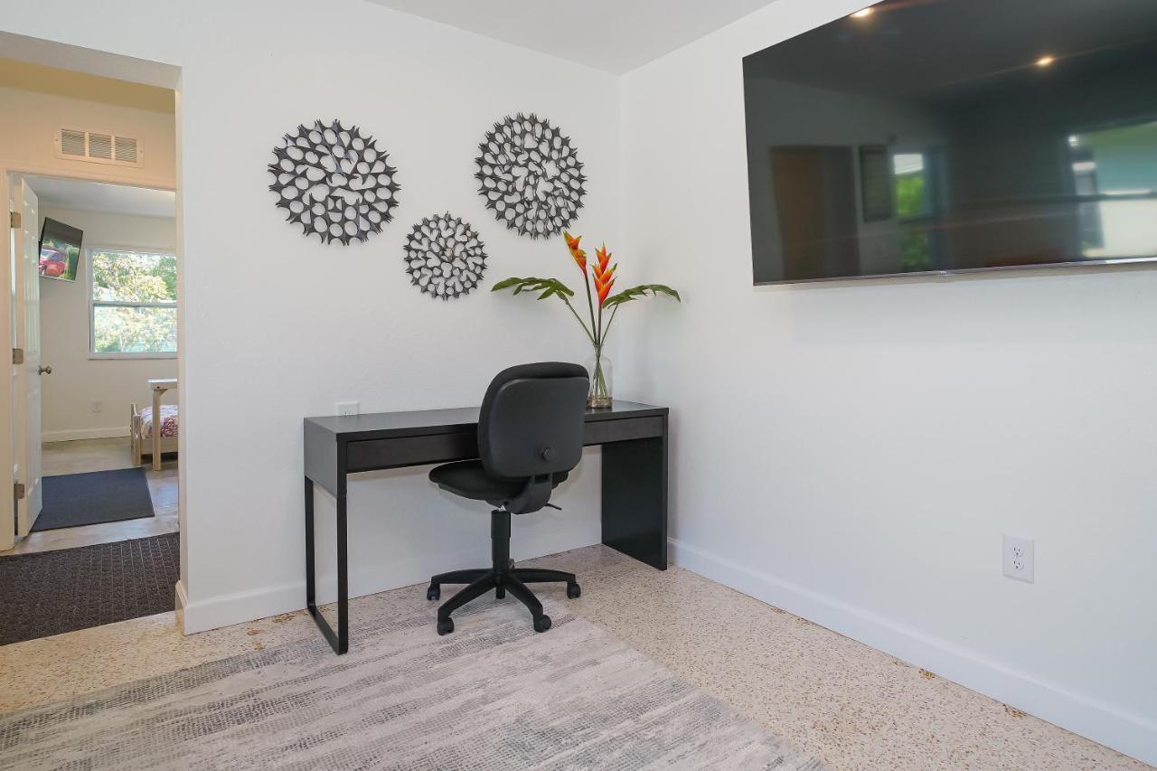 Modern & Fresh - Less Than 3 Miles To The Beach! *