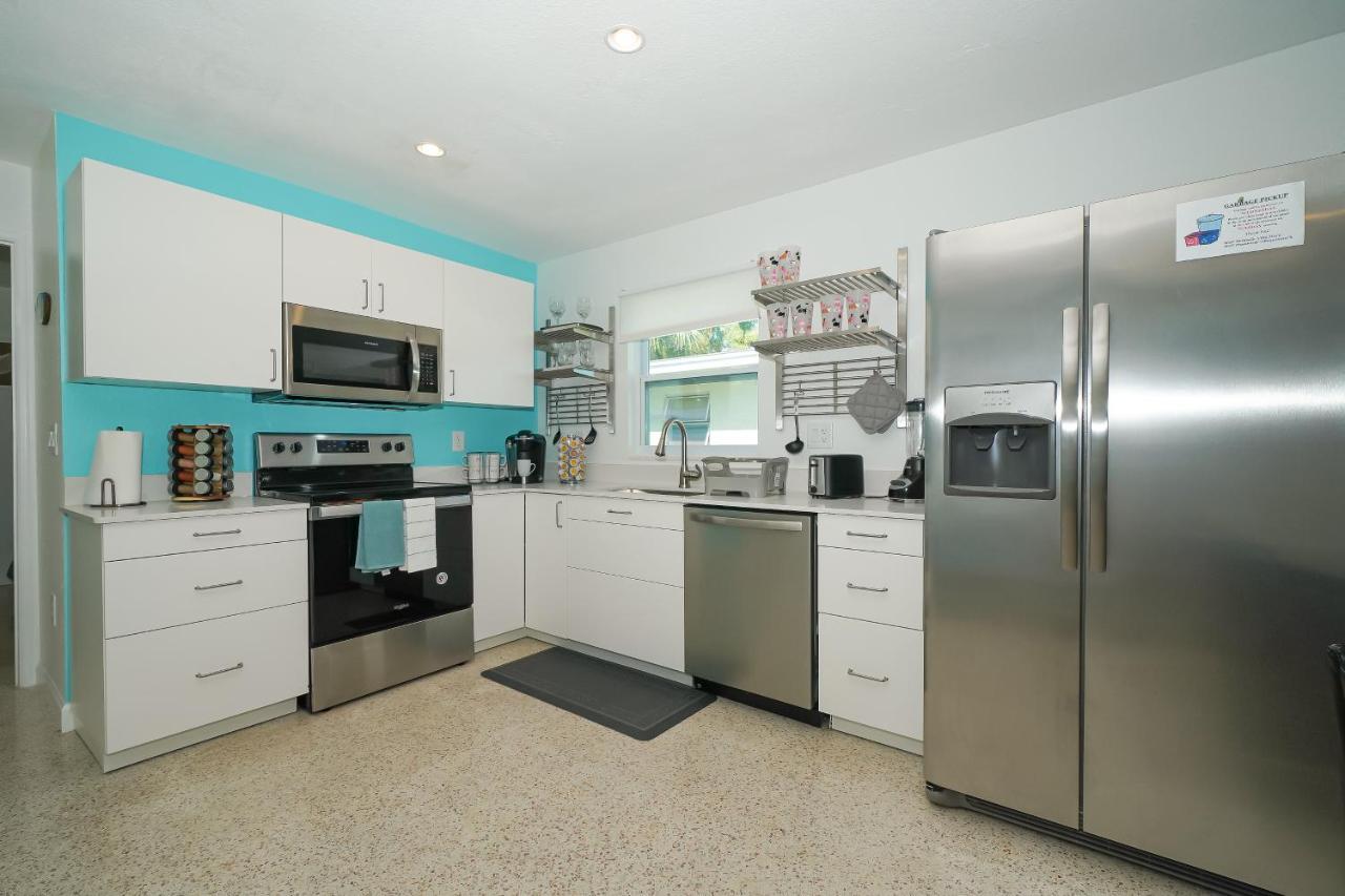 Modern & Fresh - Less Than 3 Miles To The Beach! Holiday home *