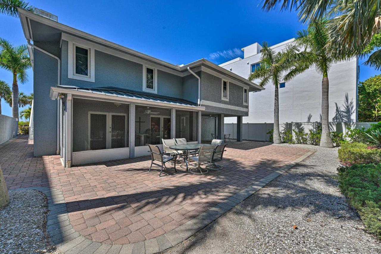 Lido Key Hideout With Patio And Yard And Walk To Beach! Apartment