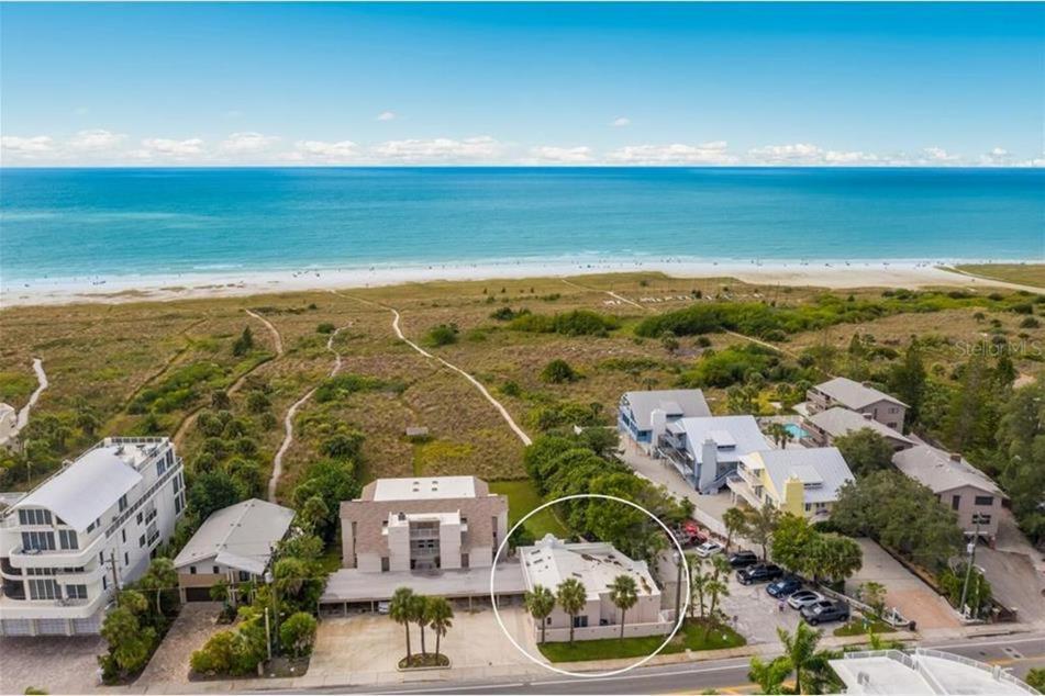 Holiday home New Location, Location, Location! On The Beach, Walk To Village Sarasota