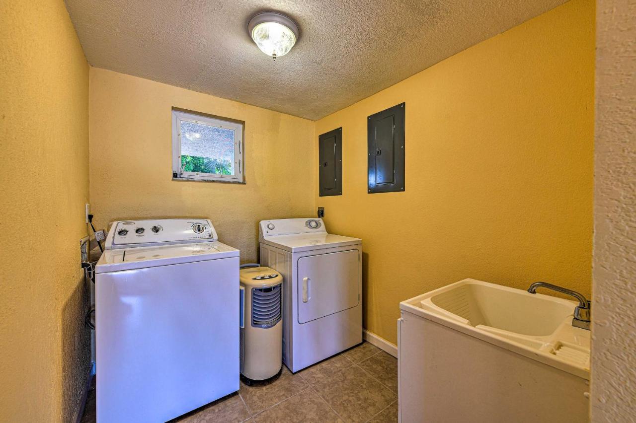 Lido Key Hideout With Patio And Yard And Walk To Beach!