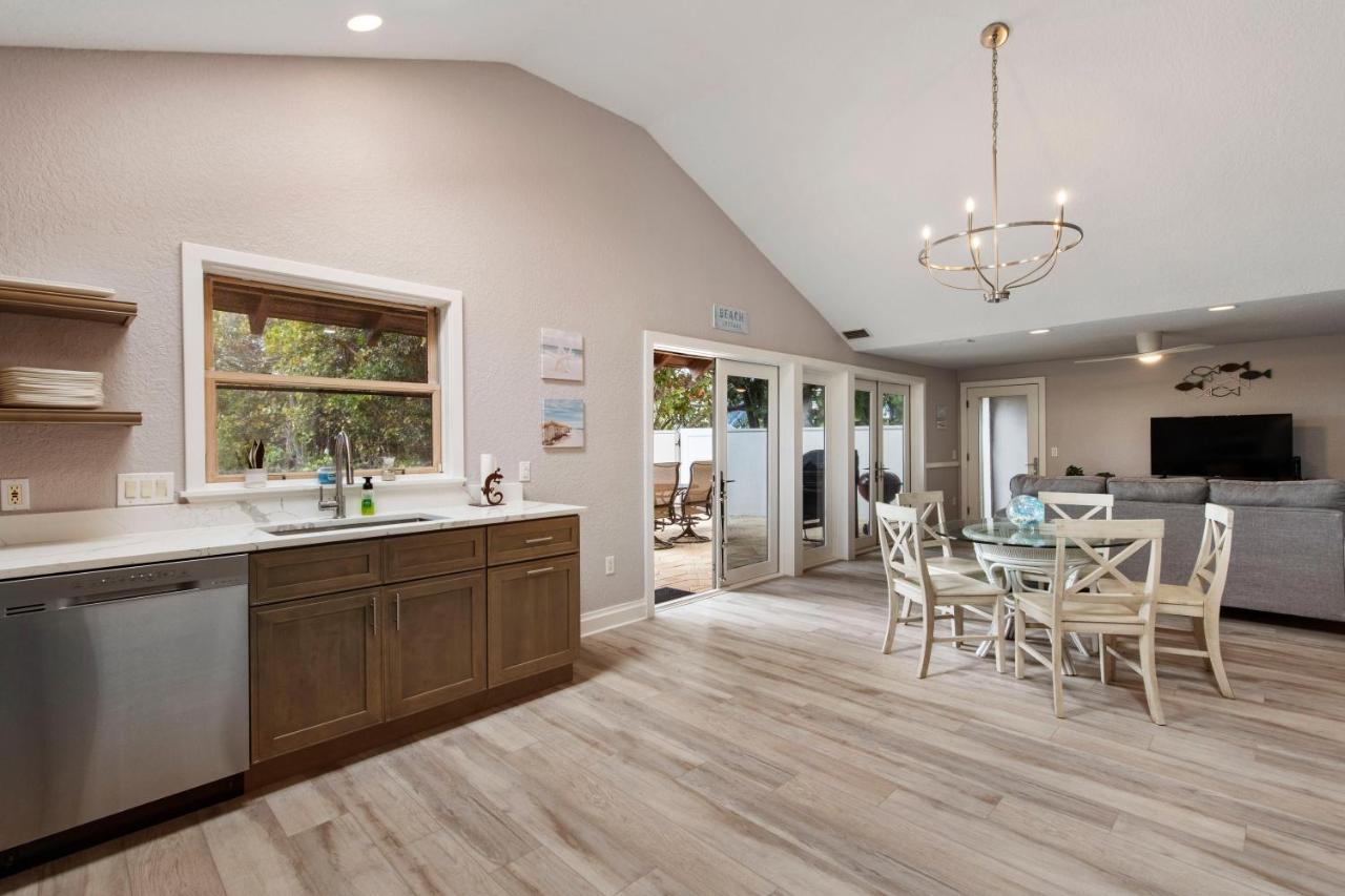 New Location, Location, Location! On The Beach, Walk To Village Holiday home Sarasota
