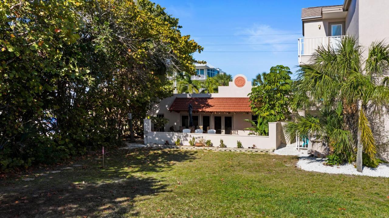 Holiday home New Location, Location, Location! On The Beach, Walk To Village Sarasota