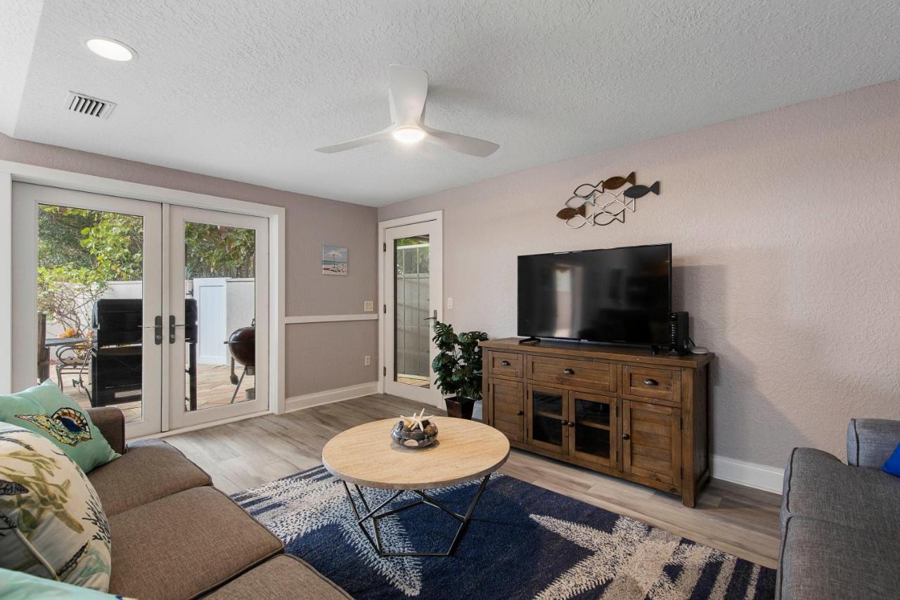 New Location, Location, Location! On The Beach, Walk To Village Holiday home
