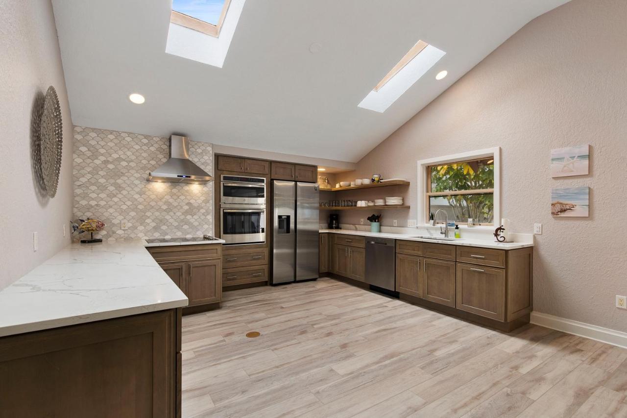 Holiday home New Location, Location, Location! On The Beach, Walk To Village Sarasota