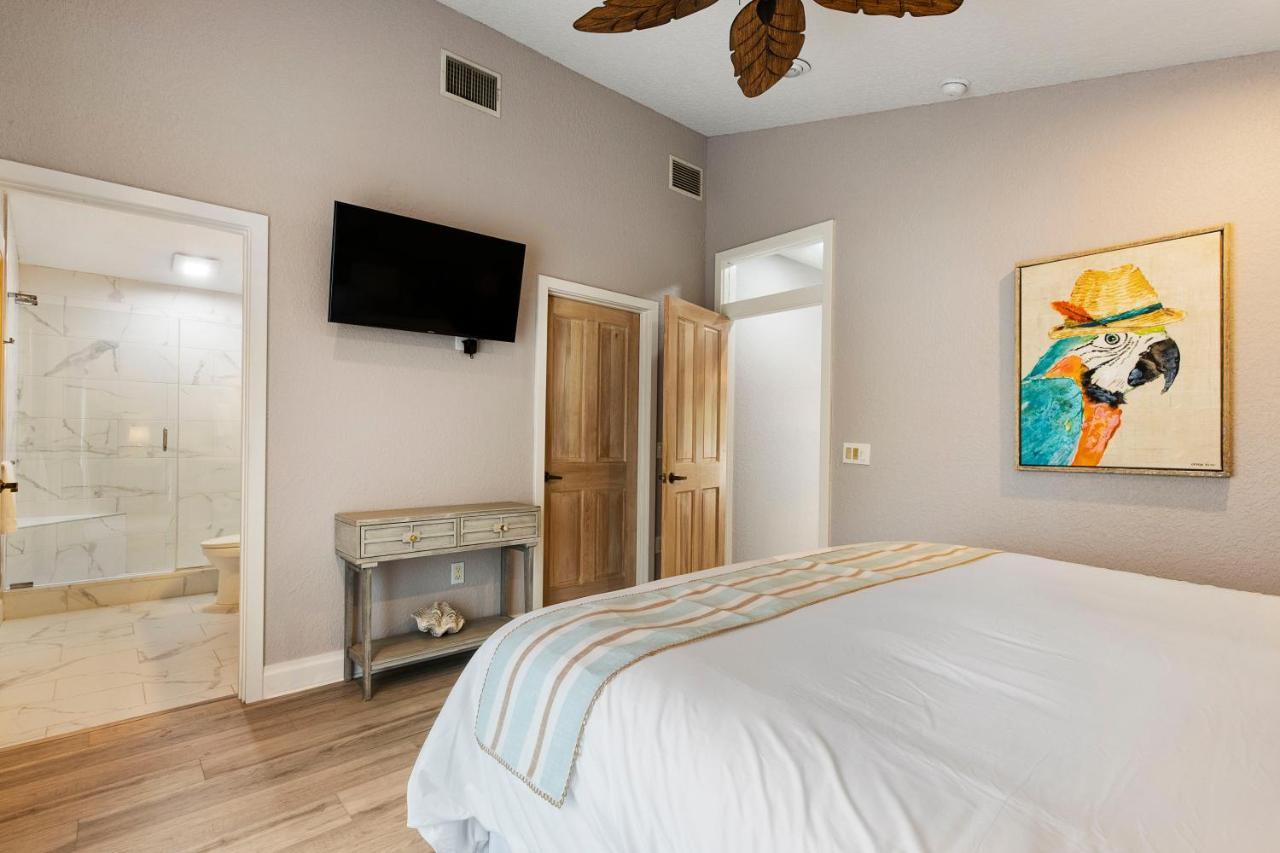 Holiday home New Location, Location, Location! On The Beach, Walk To Village