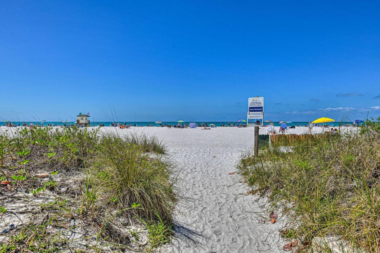 Lido Key Hideout With Patio And Yard And Walk To Beach! Apartment *