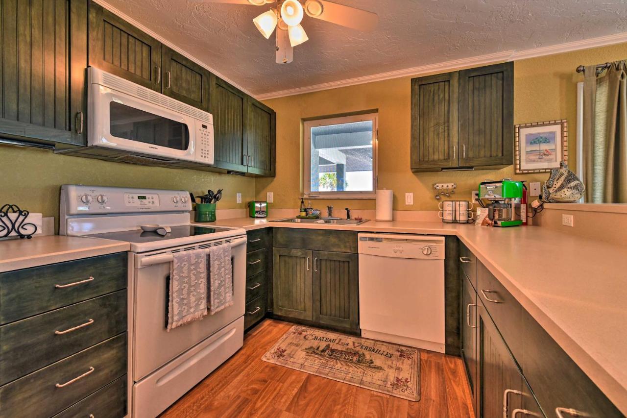 Bright Coastal Walk To Lido Key Beach! Apartment