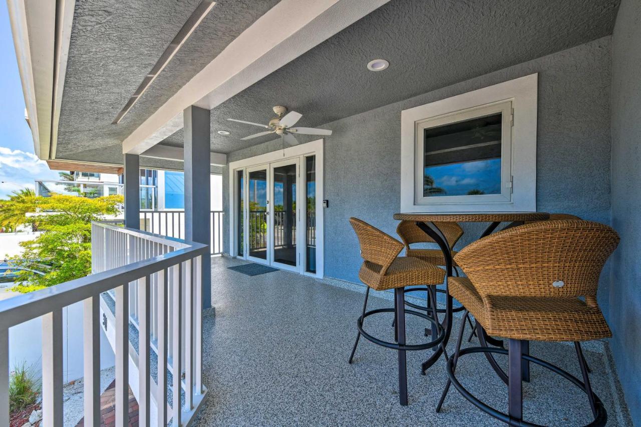 Bright Coastal Walk To Lido Key Beach! Apartment