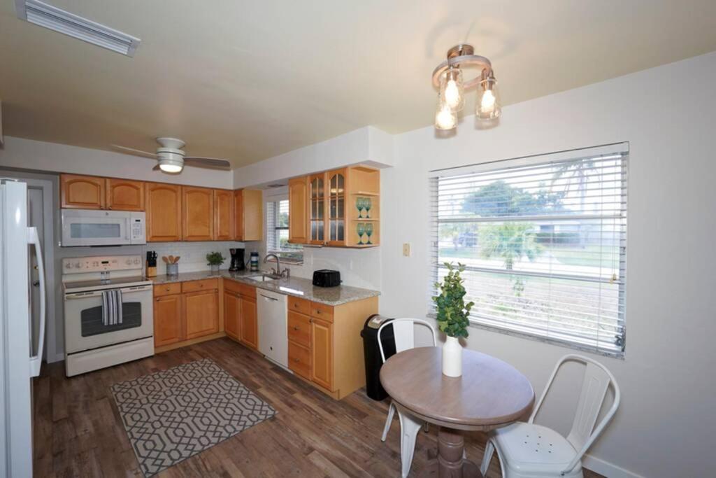 Pool - Close To Beaches, Food, Downtown!
